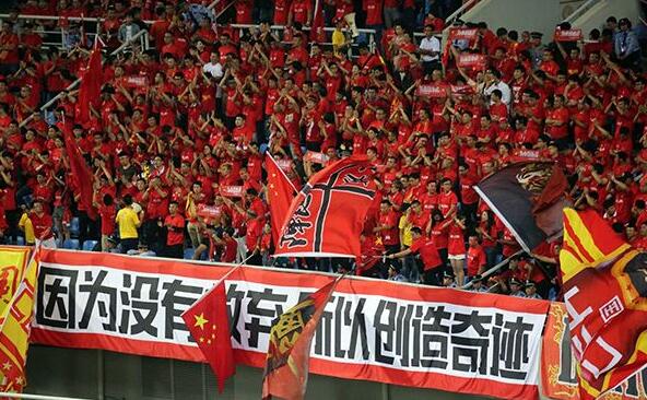 纽卡目前队内同样伤兵满营，丹·伯恩、威尔逊、波特曼、安德森、威洛克等多位球员因伤无法出场，朗斯塔夫也因伤无法确定能出场。
